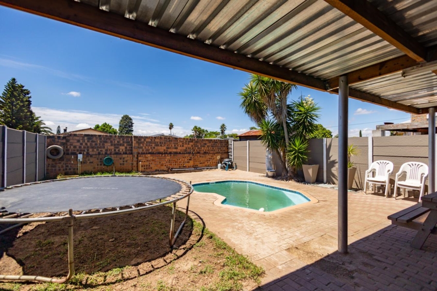 2 Bedroom Property for Sale in Peerless Park East Western Cape